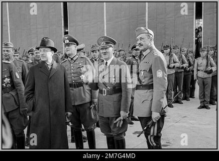 MANNERHEIM / HITLER Adolf Hitler a décidé de visiter la Finlande le 4 juin 1942, ostensiblement pour féliciter Mannerheim pour son anniversaire de 75th. Mais Mannerheim ne voulait pas le rencontrer à son siège social à Mikkeli ou à Helsinki, car cela aurait semblé être une visite officielle de l'État. La réunion a eu lieu près d'Imatra, dans le sud-est de la Finlande, et a été organisée dans le secret. L'aérodrome d'Immola, Adolf Hitler, accompagné du président Ryti, et le maréchal de l'Allemagne nazie Keitel, avec des troupes allemandes et finlandaises à l'attention du défilé. Banque D'Images