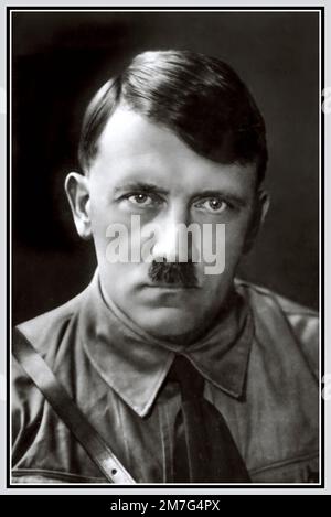 Adolf Hitler portrait dans NSDAP Sturmabteilung l'uniforme nazi dans les années 1930 d'avant-guerre photographié par Hoffmann pour son livre Mein Kampf Banque D'Images
