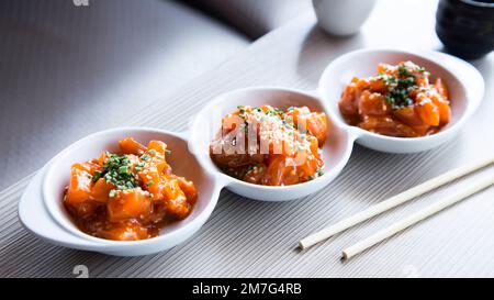 Sashimi de saumon. Le sashimi est un plat japonais qui se compose principalement de fruits de mer crus ou de poisson, finement tranchés, mais pas aussi finement qu'un carpaccio. Banque D'Images