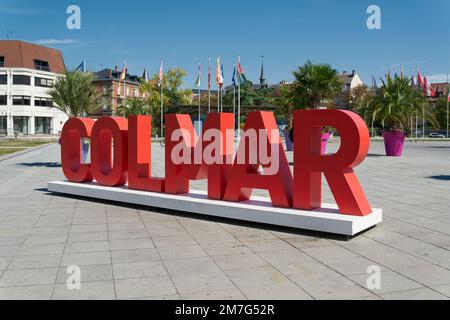 Lettrage avec le mot Colmar sur la place Rapp comme motif photo populaire et lieu pour les touristes à Colmar en France Banque D'Images