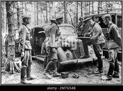 FRONT DE L'EST BARBAROSSA WW2 le colonel nazi Hans Bergen donne des ordres à ses officiers Wehrmacht sur le front de l'est Seconde Guerre mondiale 1940s Banque D'Images