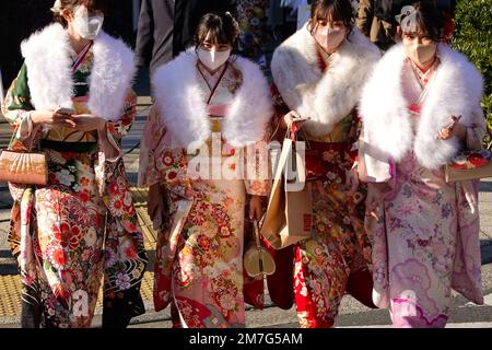 Yokohama, Japon. 9th janvier 2023. Les filles des kimonos participent à une cérémonie du jour de l'âge à Yokohama, au Japon, le 9 janvier 2023. Le jour de l'âge est un jour férié au Japon qui se tient chaque année le deuxième lundi de janvier. Avec l'adoption du Code civil révisé en avril dernier, l'âge adulte est passé de 20 à 18 ans. Credit: Zhang Xiaoyu/Xinhua/Alay Live News Banque D'Images