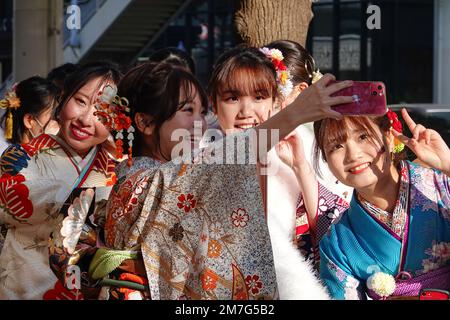 Yokohama, Japon. 9th janvier 2023. Les filles des kimonos participent à une cérémonie du jour de l'âge à Yokohama, au Japon, le 9 janvier 2023. Le jour de l'âge est un jour férié au Japon qui se tient chaque année le deuxième lundi de janvier. Avec l'adoption du Code civil révisé en avril dernier, l'âge adulte est passé de 20 à 18 ans. Credit: Zhang Xiaoyu/Xinhua/Alay Live News Banque D'Images