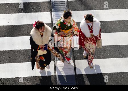 Yokohama, Japon. 9th janvier 2023. Les filles des kimonos participent à une cérémonie du jour de l'âge à Yokohama, au Japon, le 9 janvier 2023. Le jour de l'âge est un jour férié au Japon qui se tient chaque année le deuxième lundi de janvier. Avec l'adoption du Code civil révisé en avril dernier, l'âge adulte est passé de 20 à 18 ans. Credit: Zhang Xiaoyu/Xinhua/Alay Live News Banque D'Images