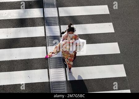 Yokohama, Japon. 9th janvier 2023. Une fille de kimono participe à une cérémonie du jour de l'âge à Yokohama, au Japon, le 9 janvier 2023. Le jour de l'âge est un jour férié au Japon qui se tient chaque année le deuxième lundi de janvier. Avec l'adoption du Code civil révisé en avril dernier, l'âge adulte est passé de 20 à 18 ans. Credit: Zhang Xiaoyu/Xinhua/Alay Live News Banque D'Images