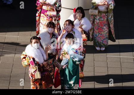 Yokohama, Japon. 9th janvier 2023. Les filles des kimonos participent à une cérémonie du jour de l'âge à Yokohama, au Japon, le 9 janvier 2023. Le jour de l'âge est un jour férié au Japon qui se tient chaque année le deuxième lundi de janvier. Avec l'adoption du Code civil révisé en avril dernier, l'âge adulte est passé de 20 à 18 ans. Credit: Zhang Xiaoyu/Xinhua/Alay Live News Banque D'Images