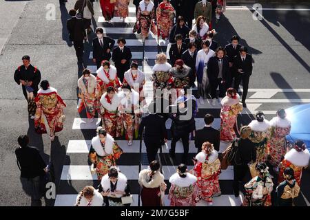 Yokohama, Japon. 9th janvier 2023. Les adolescents participent à une cérémonie du jour de l'âge à Yokohama, au Japon, le 9 janvier 2023. Le jour de l'âge est un jour férié au Japon qui se tient chaque année le deuxième lundi de janvier. Avec l'adoption du Code civil révisé en avril dernier, l'âge adulte est passé de 20 à 18 ans. Credit: Zhang Xiaoyu/Xinhua/Alay Live News Banque D'Images