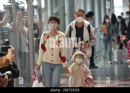 (230110) -- BANGKOK, 10 janvier 2023 (Xinhua) -- les passagers chinois arrivent à l'aéroport de Suvarnabhumi à Samut Prakan, Thaïlande, 9 janvier 2022. La Thaïlande a accueilli lundi l'arrivée de milliers de touristes chinois dans sa capitale, Bangkok, le premier groupe après l'optimisation par la Chine de la stratégie COVID-19 qui a pris effet le 8 janvier. À l'aéroport de Suvarnabhumi, le vice-premier ministre thaïlandais et ministre de la Santé publique, Anutin Charnvirakul, et d'autres hauts fonctionnaires ont accueilli 269 touristes de la ville chinoise de Xiamen, qui ont été accueillis avec des fleurs et des sacs-cadeaux. (Xinhua/Rachen Sageamsak) Banque D'Images