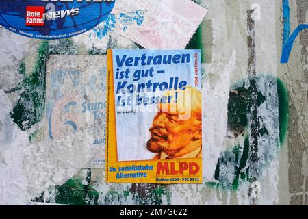 Sticker avec Lénine, MLPD, GTrust est bon, le contrôle est meilleur, ermany Banque D'Images