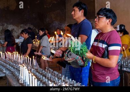 Des dévotés chrétiens priant à l'église pendant les trois célébrations du jour des Rois , Tizimin Yucatan Mexique Banque D'Images