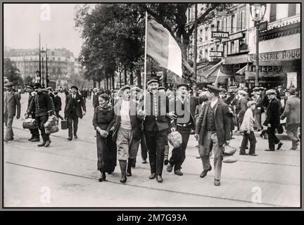 WW1 Paris réservistes français patriotique en guerre via la gare ferroviaire de Paris France. Des soldats réservistes français défilent devant la Brasserie Bougeneaux (9 rue de Strasbourg), Paris, France, en route vers la Gare de l'est, en train pendant la première Guerre mondiale Date entre env. 1914 et env. 1915 Banque D'Images