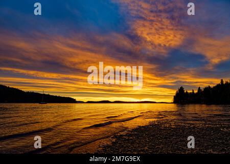 Un coucher de soleil à couper le souffle et coloré sur l'océan à Fulford Harbour, Salt Spring Island Banque D'Images