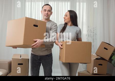 Heureux couple marié se tient et aime se déplacer dans le nouvel appartement Banque D'Images