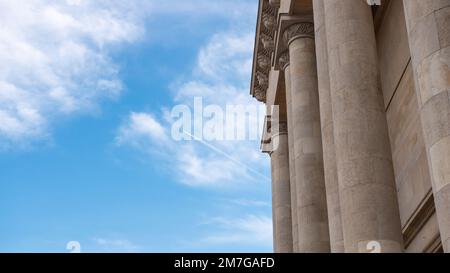 Le visage de la cathédrale du Christ Roi à Katowice, Silésie, Pologne. Modernisme classique du XX siècle. Grandes colonnes faites de dolomite et d'ornam Banque D'Images