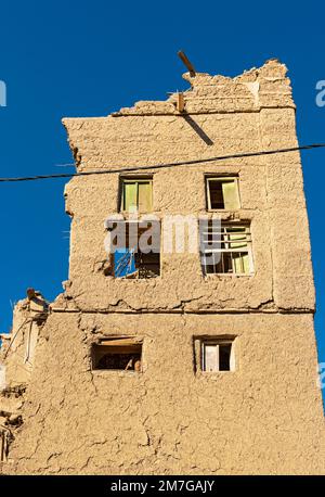 Maison en briques de boue en ruines dans la ville fantôme abandonnée d'Al Hamra, Oman Banque D'Images