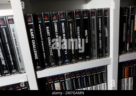 Une immense bibliothèque de jeux PlayStation anciens exposés à Havant, Hampshire, Royaume-Uni. Banque D'Images