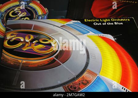 Viersen, Allemagne - 9 novembre. 2022: Gros plan de l'album isolé de vinyle double album du bleu du groupe ELO Electric Light Orchestra, sorti en 1977 Banque D'Images