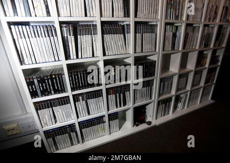 Une immense bibliothèque de jeux PlayStation anciens exposés à Havant, Hampshire, Royaume-Uni. Banque D'Images