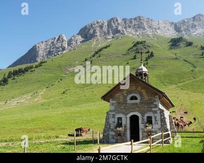 La Clusaz, France - July1, 2018 : Chapelle d'Aravis sur la colline d'Aravis Banque D'Images