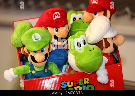 Super Mario, Luigi et Yoshi sont des jouets miniatures photographiés dans une boîte à Portsmouth, Hampshire, Royaume-Uni. Banque D'Images