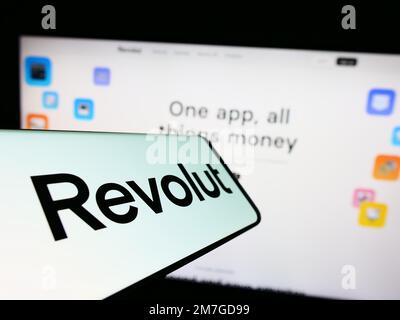 Smartphone avec le logo de la société britannique de technologie de finition Revolut Ltd. Sur l'écran devant le site Web d'affaires. Concentrez-vous sur le centre de l'écran du téléphone. Banque D'Images