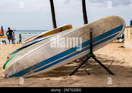 Planches de surf dans un rack à Waikiki, Hawaii, États-Unis Banque D'Images
