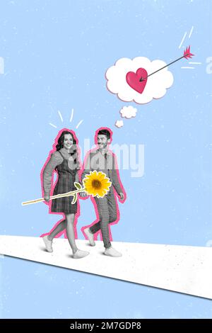 Photo créative de collage de deux personnes jeune couple marchant les mains ensemble petite amie tenir le cadeau de tournesol amour flèche isolée sur fond bleu Banque D'Images