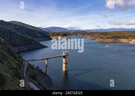 Réservoir. Proie. Barrage situé dans l'Atazar, au nord de la Communauté de Madrid. Eau damée à côté de quelques montagnes vertes et roses. Photograp horizontal Banque D'Images