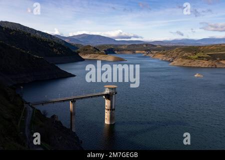 Réservoir. Proie. Barrage situé dans l'Atazar, au nord de la Communauté de Madrid. Eau damée à côté de quelques montagnes vertes et roses. Photograp horizontal Banque D'Images