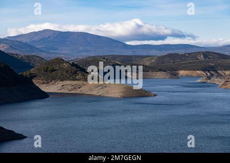 Réservoir. Proie. Barrage situé dans l'Atazar, au nord de la Communauté de Madrid. Eau damée à côté de quelques montagnes vertes et roses. Photograp horizontal Banque D'Images