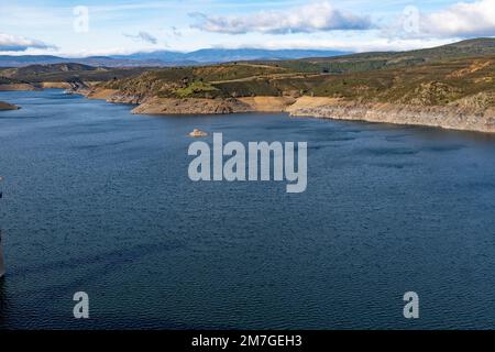 Réservoir. Proie. Barrage situé dans l'Atazar, au nord de la Communauté de Madrid. Eau damée à côté de quelques montagnes vertes et roses. Photograp horizontal Banque D'Images