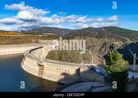 Réservoir. Proie. Barrage situé dans l'Atazar, au nord de la Communauté de Madrid. Eau damée à côté de quelques montagnes vertes et roses. Photograp horizontal Banque D'Images