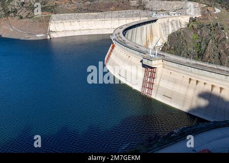 Réservoir. Proie. Barrage situé dans l'Atazar, au nord de la Communauté de Madrid. Eau damée à côté de quelques montagnes vertes et roses. Photograp horizontal Banque D'Images