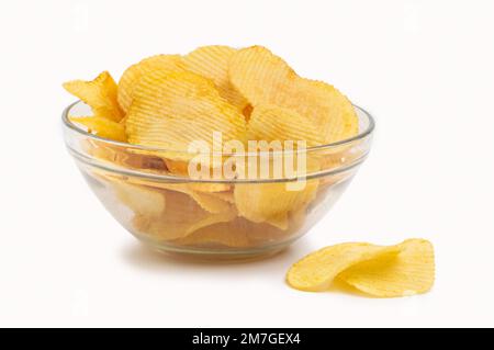 Chips de pomme de terre dans un bol en verre isolé sur fond blanc Banque D'Images