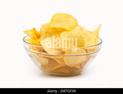 Chips de pomme de terre dans un bol en verre isolé sur fond blanc Banque D'Images
