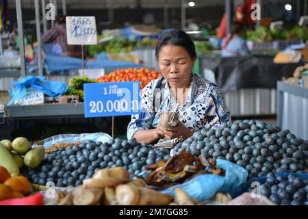 Vientiane, Laos. 9th janvier 2023. Un vendeur compte les billets sur un marché de Vientiane, au Laos, le 9 janvier 2023. Le taux d'inflation au Laos est passé à 39,3 pour cent d'une année sur l'autre en décembre, soit le taux le plus élevé de 2022, selon un rapport publié samedi par le Bureau des statistiques lao. Credit: Tamon Huengmeexay/Xinhua/Alay Live News Banque D'Images