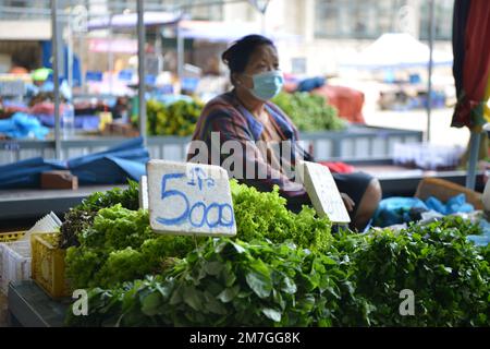 Vientiane, Laos. 9th janvier 2023. Un fournisseur attend des clients sur un marché de Vientiane, au Laos, le 9 janvier 2023. Le taux d'inflation au Laos est passé à 39,3 pour cent d'une année sur l'autre en décembre, soit le taux le plus élevé de 2022, selon un rapport publié samedi par le Bureau des statistiques lao. Credit: Tamon Huengmeexay/Xinhua/Alay Live News Banque D'Images
