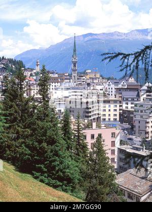 Vue sur la ville et le lac, St Moritz, Engadin, Grisons, Suisse Banque D'Images