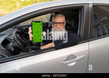 Homme senior en voiture Banque D'Images