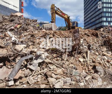 Pelle hydraulique travaillant sur un chantier de démolition, Liverpool Street, City of London, Greater London, Angleterre, Royaume-Uni Banque D'Images