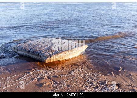 La banquise carrée se trouve sur la côte de la mer Baltique, sur fond naturel d'hiver Banque D'Images