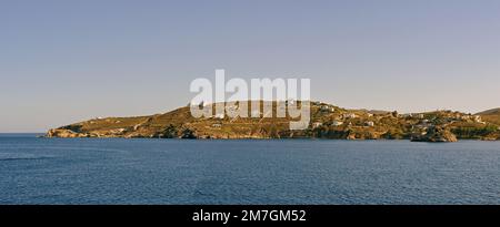 Patmos, Grèce - Mai 2022: Bâtiments traditionnels blanchis à la chaux sur la côte de l'île grecque de Patmos Banque D'Images