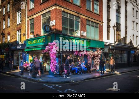 Londres, Royaume-Uni, septembre 2022, vue sur la façade décorée des cafés toi et moi, un restaurant à Soho Banque D'Images