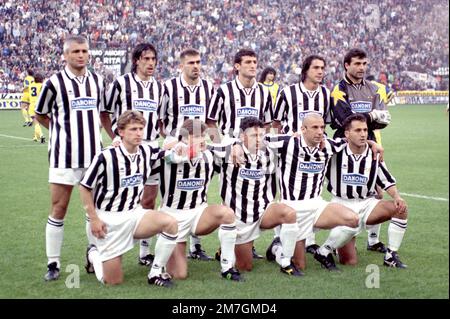 Italie Milan, stade Giuseppe Meazza, 17 mai 1995. Coupe UEFA 1994-1995 Juventus - Parme . De gauche, debout: Fabrizio Ravanelli, Moreno Torricelli, Sergio Porrini, Ciro Ferrara, Paulo Sousa, Angelo Peruzzi; squatté: Giancarlo Marocchi, Robert Jarni, Roberto Baggio (capitaine), Gianluca Vialli, Angelo Di Livio Banque D'Images