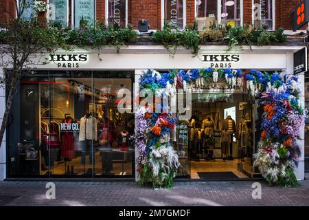 Londres, Angleterre, novembre 2022, vue de IKKS Paris, une boutique de vêtements à Carnaby Street, Soho Banque D'Images