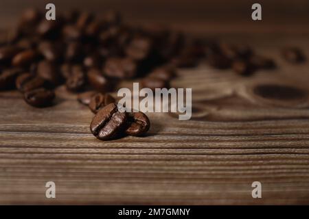 gros plan des grains de café sur une table en bois brun Banque D'Images