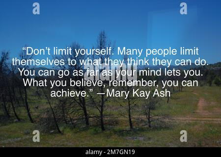 « Ne vous limitez pas. Beaucoup de gens se limitent à ce qu'ils pensent qu'ils peuvent faire. Vous pouvez aller aussi loin que votre esprit vous le permet. Ce que vous croyez, souvenir Banque D'Images