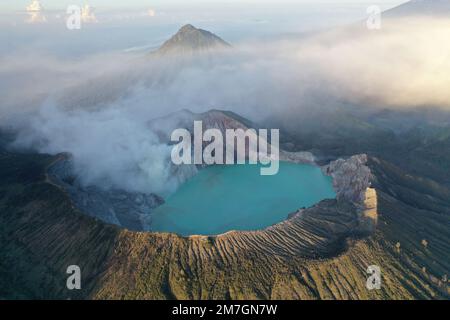 Vue aérienne sur un lac situé dans le cratère du volcan Ijen Banque D'Images