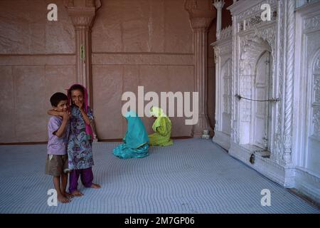 Femmes priant et enfants, mosquée Jama Masjid, Old Delhi, New Delhi, Inde Banque D'Images