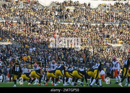 Pittsburgh, Pennsylvanie, États-Unis. 8th janvier 2023. Les fans du stade d'acrisure de 8 janvier 2023 pendant les Steelers de Pittsburgh contre les Browns de Cleveland à Pittsburgh, PA. Jake Mysliwczyk/BMR (Credit image: © Jake Mysliwczyk/BMR via ZUMA Press Wire) USAGE ÉDITORIAL SEULEMENT! Non destiné À un usage commercial ! Banque D'Images